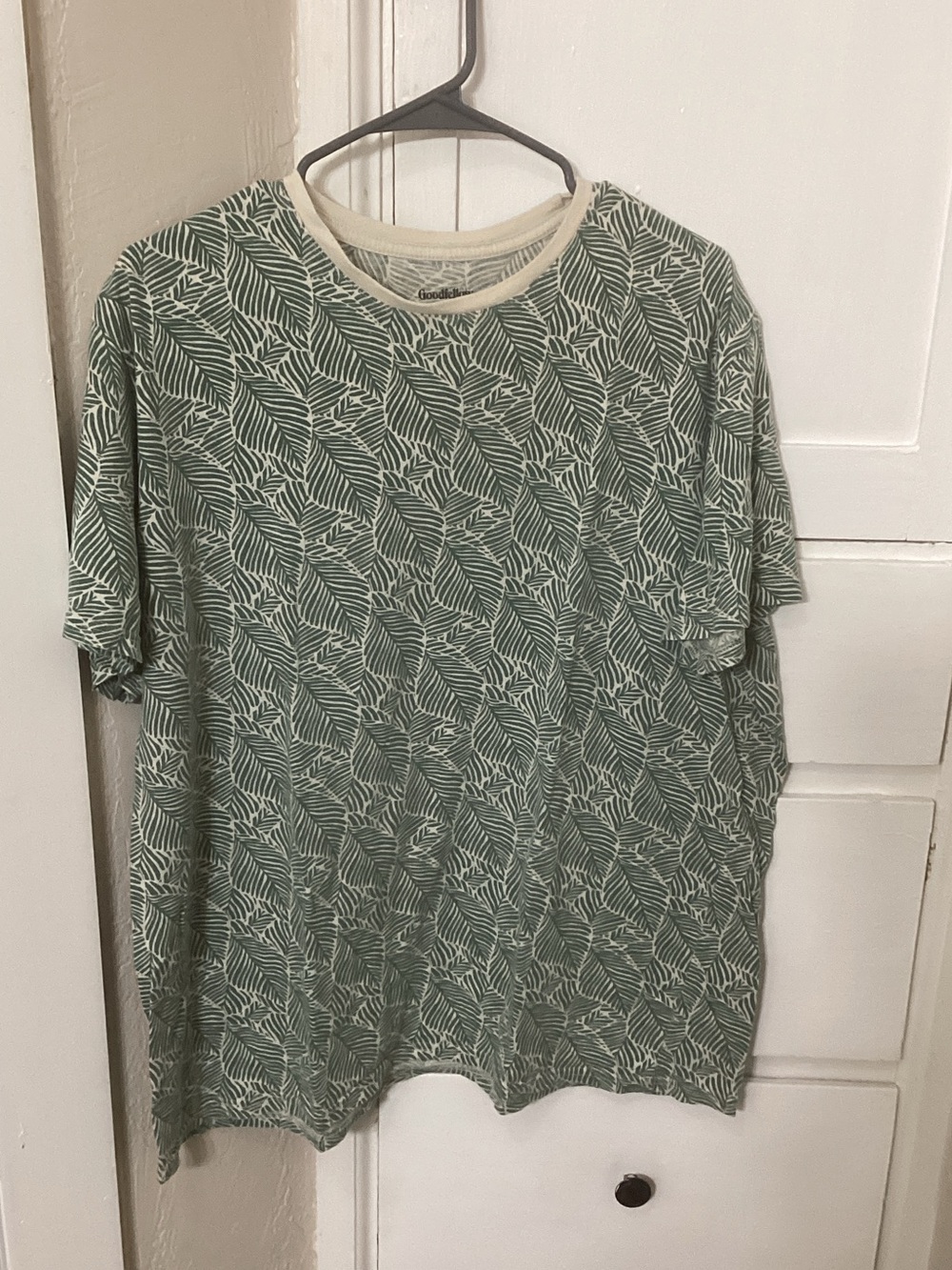 Goodfellow & Co Green Leaf-Print Short Sleeve Tee with Cream Neck
